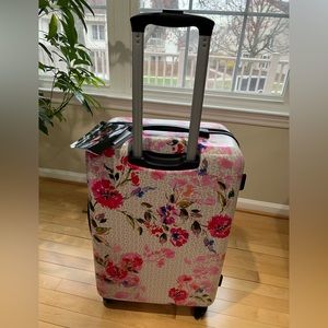 GUESS Homestead CollectionFloral LOGO 24""INCH SPINNER SUITCASE